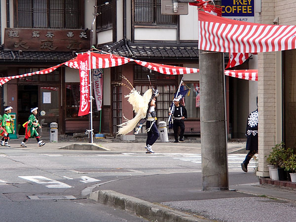 街中はお祭りのために交通規制が行われていた